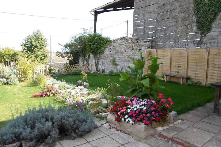 Cozy, chalet qui accepte les animaux de compagnie pour 2 dans la jolie campagne in Crézières, Région de Niort