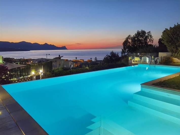 Villa per 7 persone, con Balcone e Idromassaggio nonché Terrazza e Giardino a Alcamo Marina