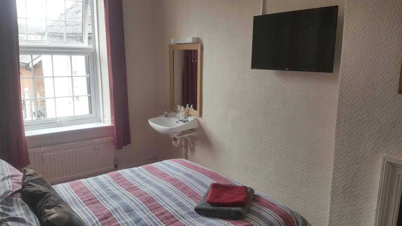 Double Room with Shared Bathroom in Tiverton, Devon