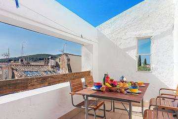 Location de vacances pour 6 personnes, avec terrasse et balcon/terrasse dans Office De Tourisme De La Cadiere D Azur