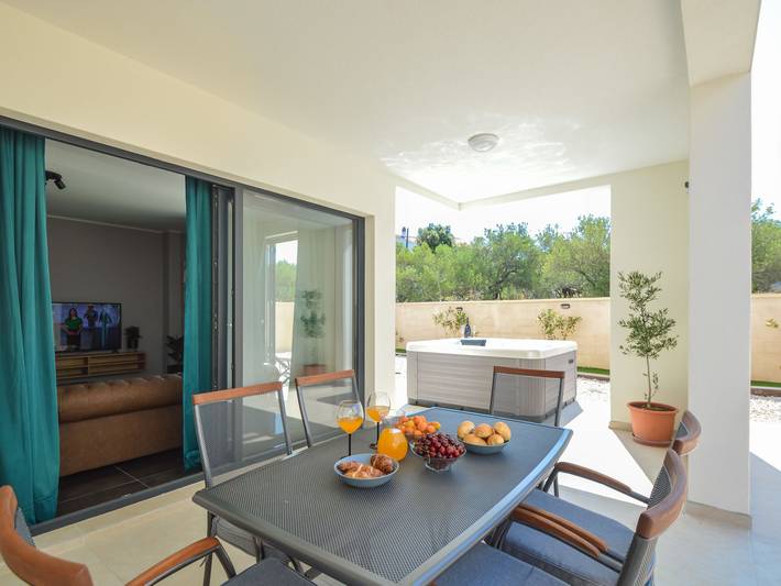 Ferienhaus für 6 Personen, mit Terrasse und Garten in Tisno - 3
