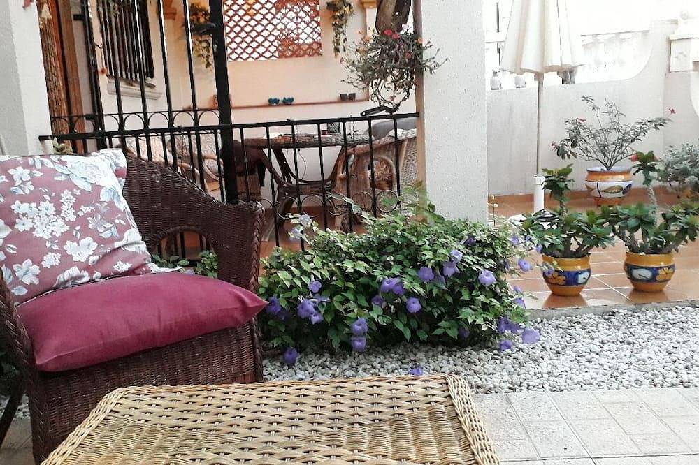 Sunny townhouse with solarium and pool access in Playa Flamenca, Orihuela