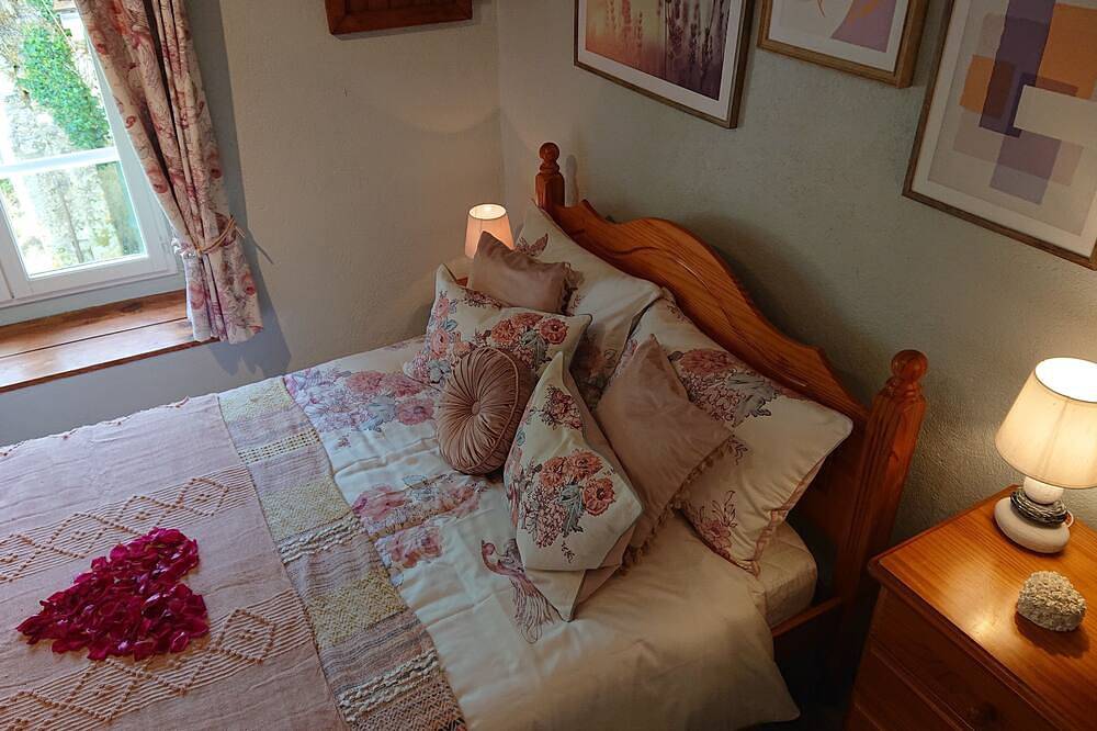 Entire Cosy cottage with pool idyllic location close to Aubeterre Amazing Value! in Saint-Romain, Charente