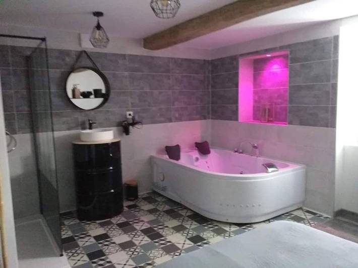 Gîte pour 2 personnes, avec Jacuzzi et Terrasse à Saint-Christophe-en-Brionnais