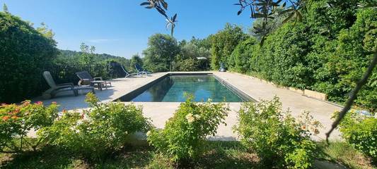 Gîte pour 2 personnes, avec piscine et jardin ainsi que vue et sauna à Varages