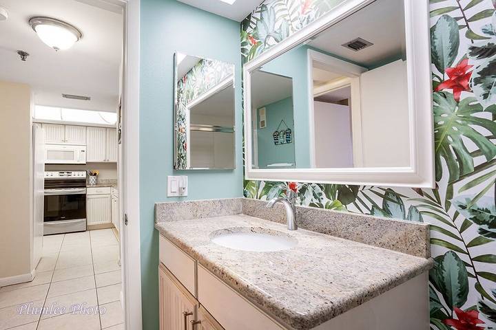 Vacation rental for 8 people, with hot tub and balcony in Indian Shores