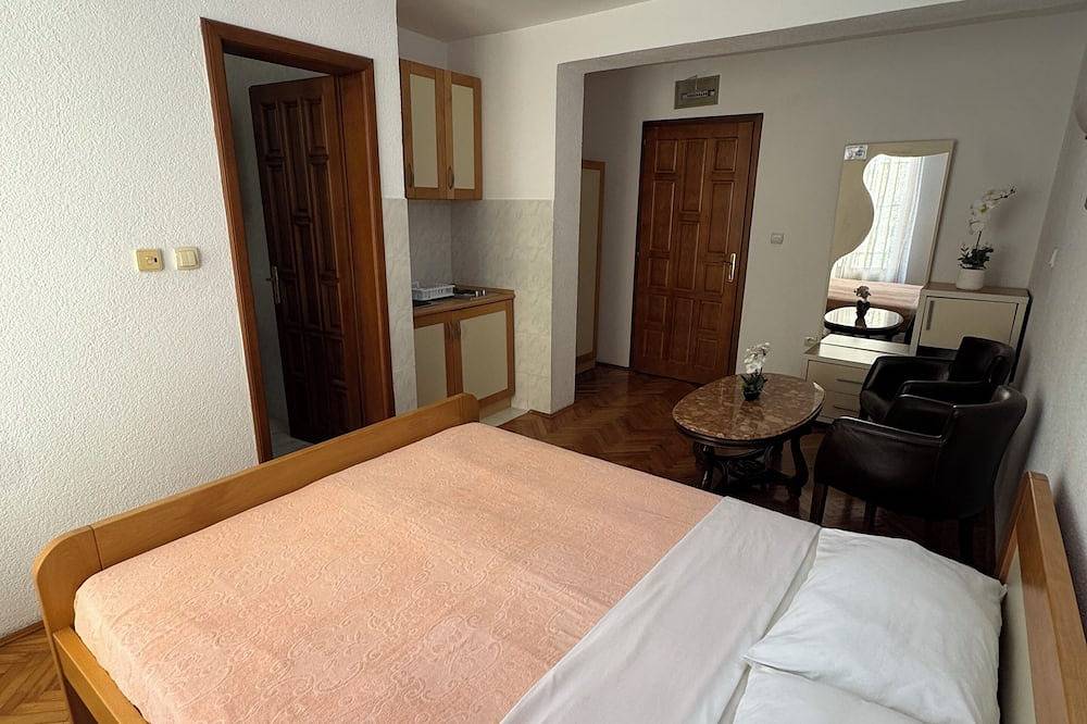 Apartamento entero, Beautiful 1-bedroom apartment with Ac in welcoming Budva in Budva, Municipio de Budva