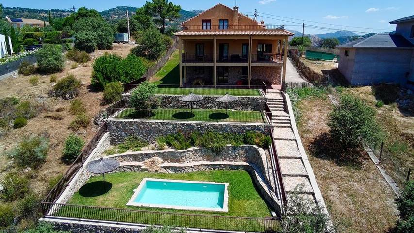 Apartamento para 14 personas, con Balcón y Terraza además de Jardín y Piscina en Robledo de Chavela