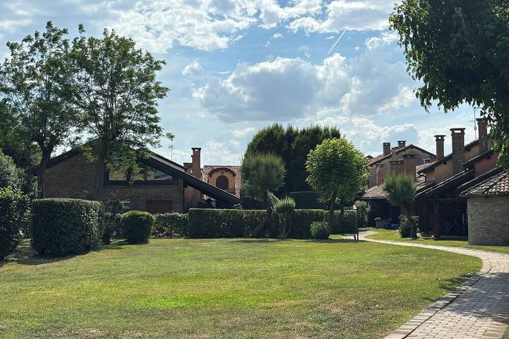 Ferienwohnung für 3 Personen, mit Balkon und Garten sowie Pool