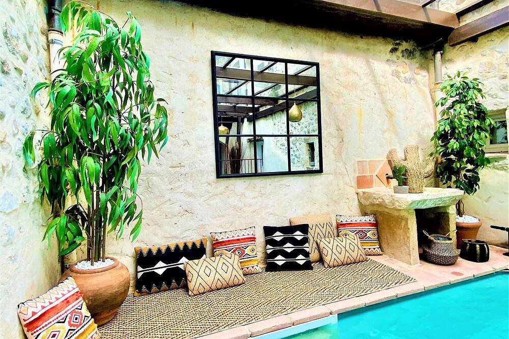 Gîte de Groupe 18p, 9ch, 480m2, Patio, Piscine intérieure chauffée, salle repas in Vallon-Pont-d'Arc, Ardèche