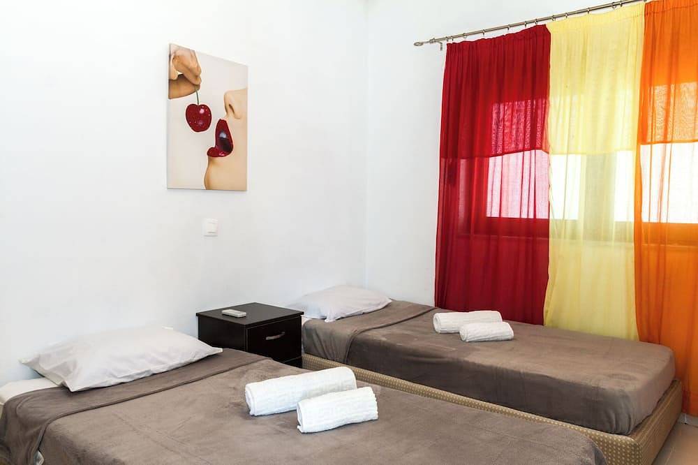 Ganze Wohnung, Double Apartment in quiet neighborhood. 3 minutes distance to the beach in Karpathos