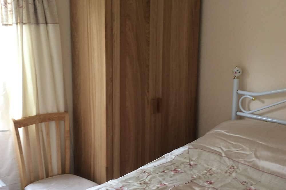 Self Catered chalet, Family & Pet friendly.Woodlands in Cornwall