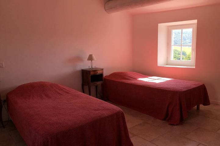 Location de vacances pour 6 personnes, avec piscine ainsi que jardin et terrasse à Ongles - 4