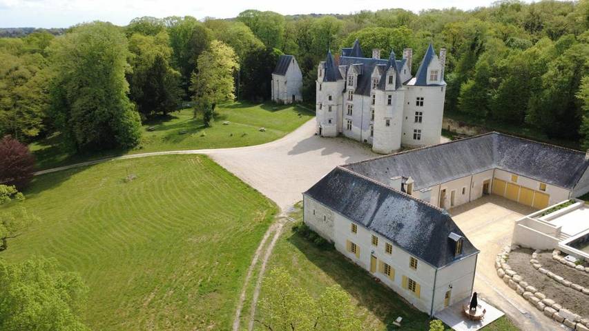 Location de vacances pour 9 personnes, avec jacuzzi ainsi que jardin et piscine à Anché