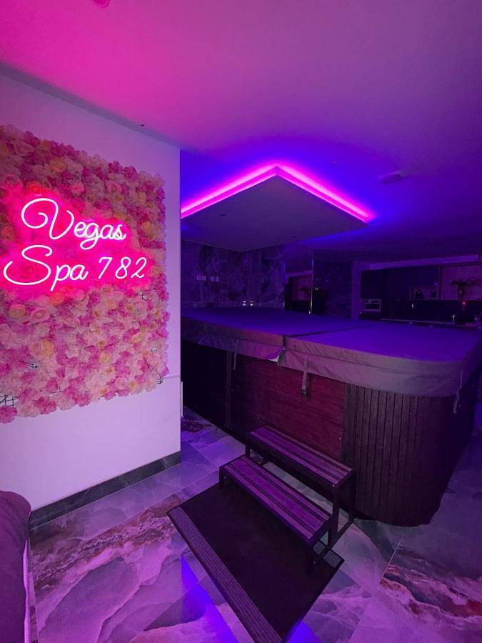 Gîte pour 4 personnes, avec Jacuzzi ainsi que Piscine et Vue à Limay (homonymie)
