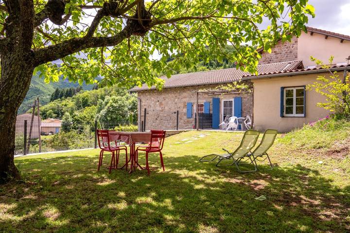 Gîte pour 4 personnes, avec jardin ainsi que terrasse et piscine