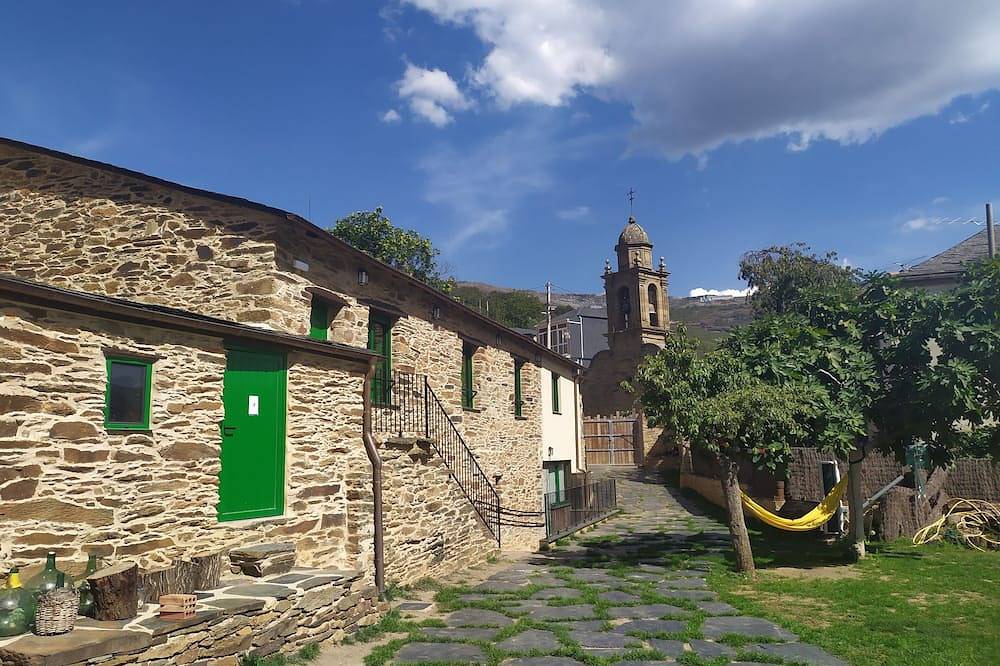Casa Tradicional con Jardín y Vistas a la Montaña. Eco dos Teixos in Carballeda de Valdeorras, Ourense Region