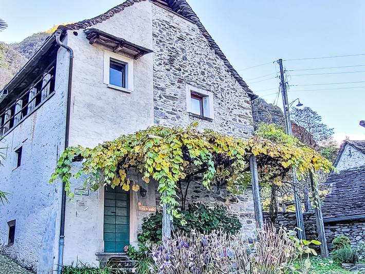 Ferienhaus für 6 Personen, mit Terrasse und Garten sowie Ausblick in Maggia