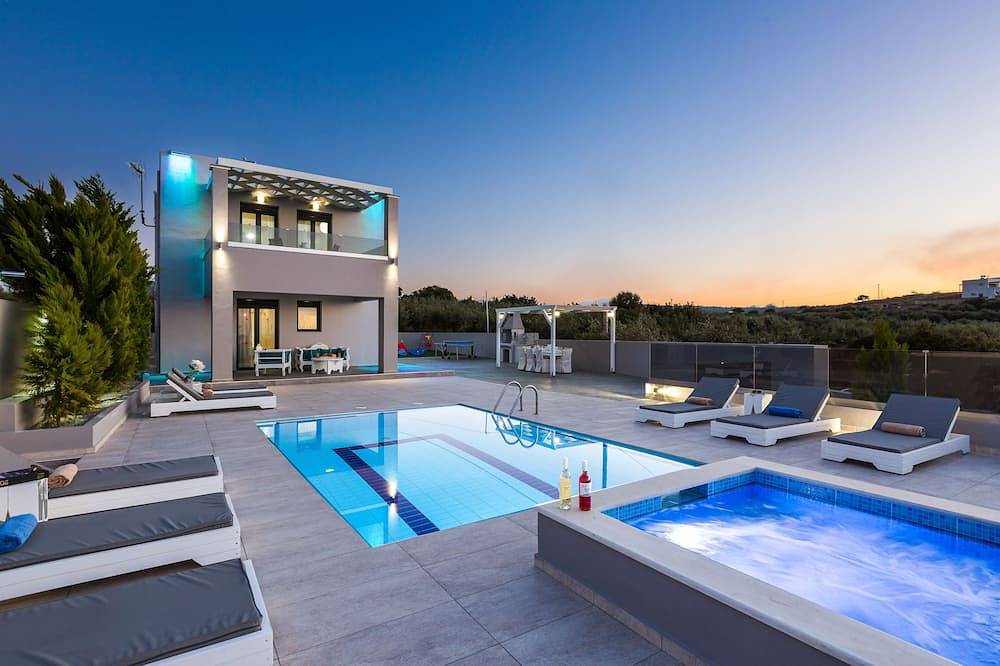 Angelina Villa, Superb sea views, 5' to sandy beach & shops,  whirlpool in Νομός Ρεθύμνης