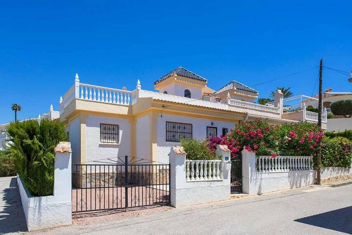 Location de vacances pour 4 personnes, avec piscine ainsi que terrasse et vue sur le lac dans Ciudad Quesada