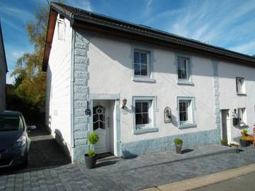 Gîte pour 4 personnes, avec terrasse et vue à Burg-Reuland