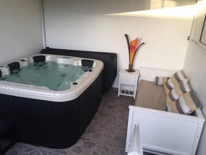 Gîte pour 4 personnes, avec terrasse à Les Trois-Bassins - 3