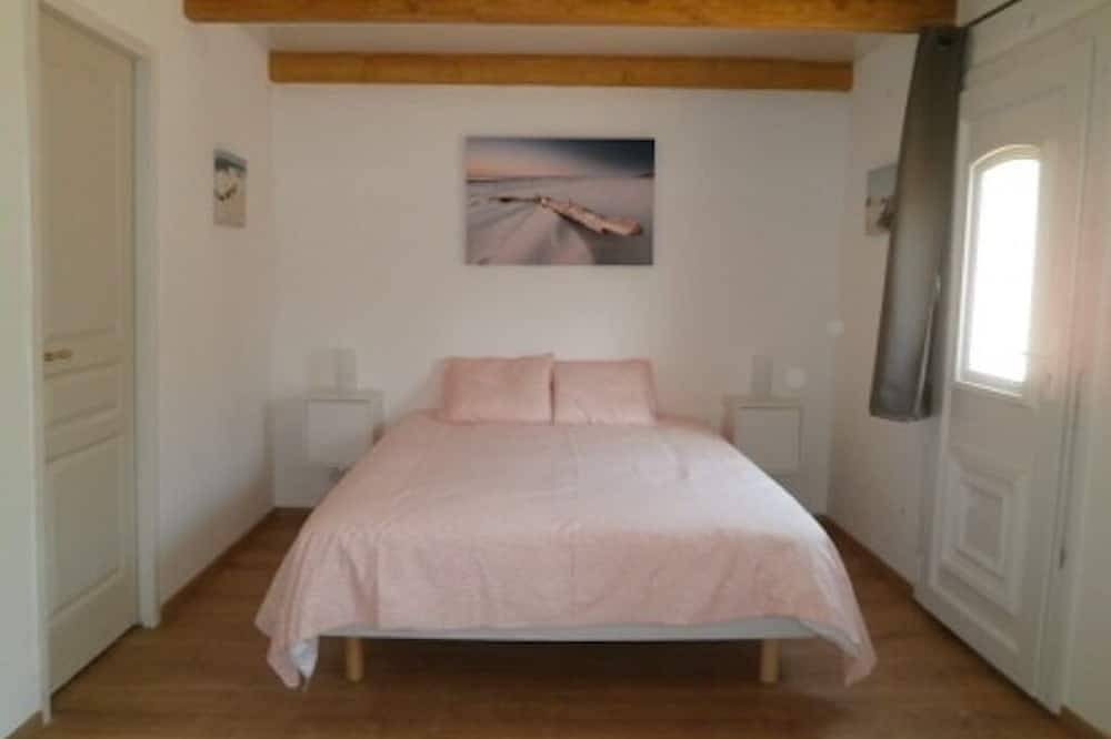 Country villa with swimming pool and fenced park for 8 people in La Capelle-et-Masmolène, Nimes und Umgebung
