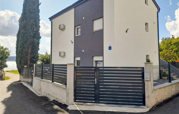 Ferienwohnung für 4 Personen, mit Terrasse und Seeblick in Sveti Petar na Moru