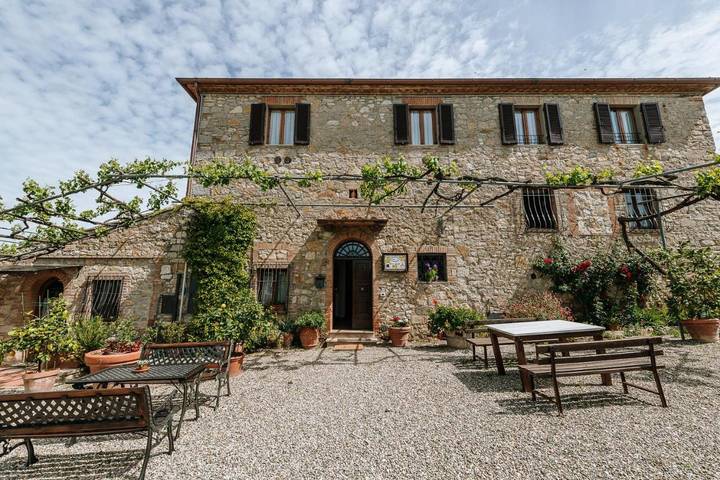Resort per 9 persone, con Terrazza e Idromassaggio nonché Giardino e Piscina in Chianti