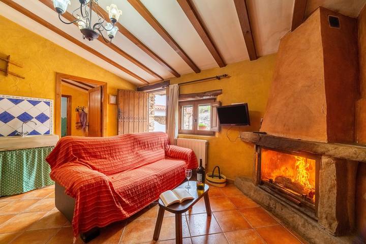 Holiday Home 'Casa Rural Jaraiz Vip' with Mountain View, Shared Pool and Wi-Fi in Laroya, Cordillera Penibética