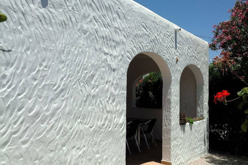 Casa Desmina 63 metros cuadrados con piscina, bicicleta, kayak, caja de seguridad y Wifi a Internet. in Cabo Trafalgar, Barbate