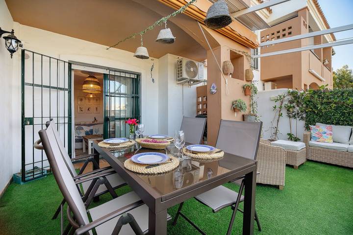 Apartamento inteiro, Apartamento 'Leprince' com piscina partilhada, Wi-Fi e ar condicionado in Playa La Barrosa, Chiclana de la Frontera