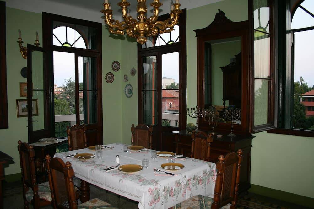 Ganze Wohnung, Panorama-Apartment in einem eleganten venezianischen Gebäude aus dem 20. Jahrhundert, privater Garten in Lido di Venezia, Venedig