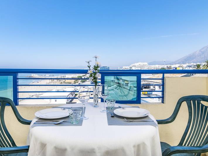 Apartamento para 6 personas, con Vistas al mar además de Terraza y Piscina en Marbella Centro