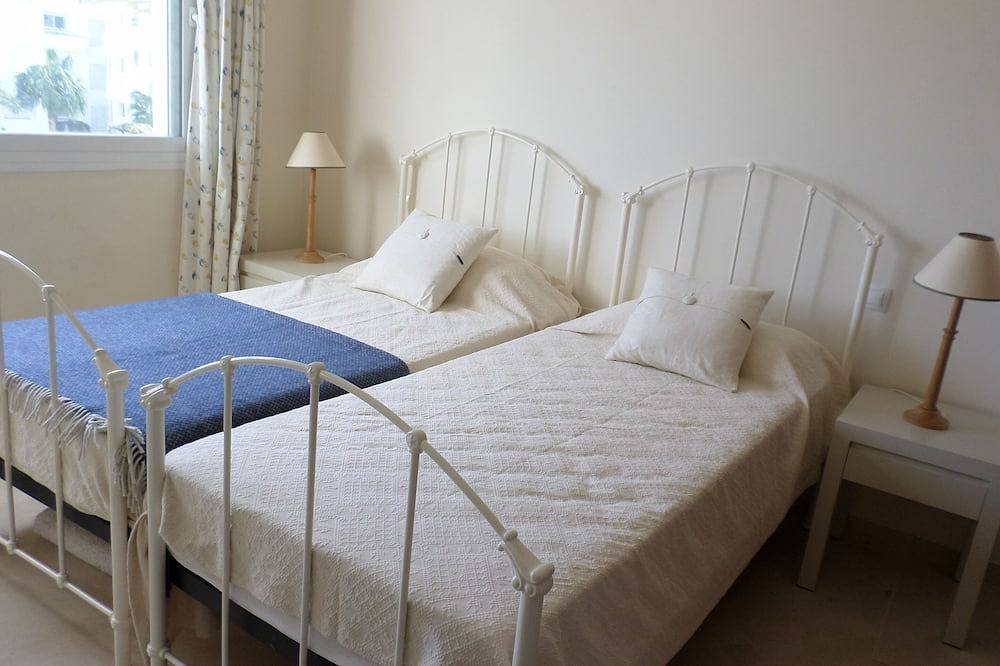 Entire apartment, 2 Bedroom Beachside Apartment Overlooking Pool & Palm Trees On New Golden Mile in Triangulo de Costalita, Estepona