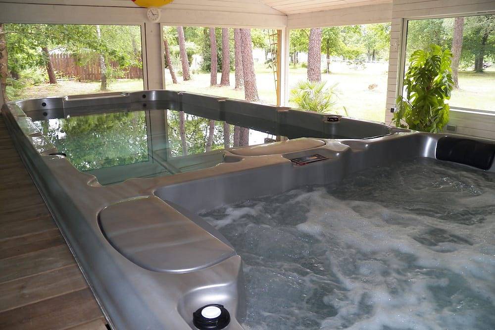 Gite with its private Indoor swimming pool 30°  Jacuzzi 36° private land 3000 m² in Naujac-sur-Mer, Lesparre-Médoc region