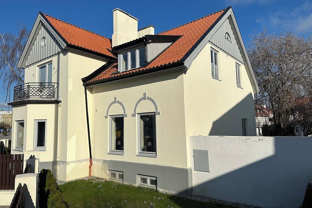 Villa with central location close to beach in Fridhem Malmö. Perfect for groups in Malmö, Svenske Østersjøen