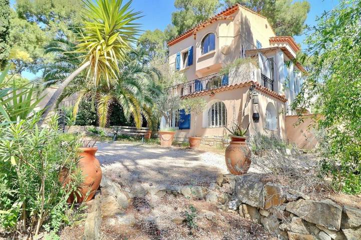 Villa pour 6 personnes, avec vue ainsi que piscine et jardin, animaux acceptés
