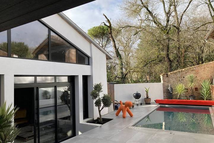 Gîte pour 8 personnes, avec terrasse dans Bazus