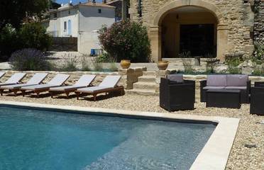 Gîte pour 10 personnes, avec terrasse ainsi que jardin et piscine à Fournès