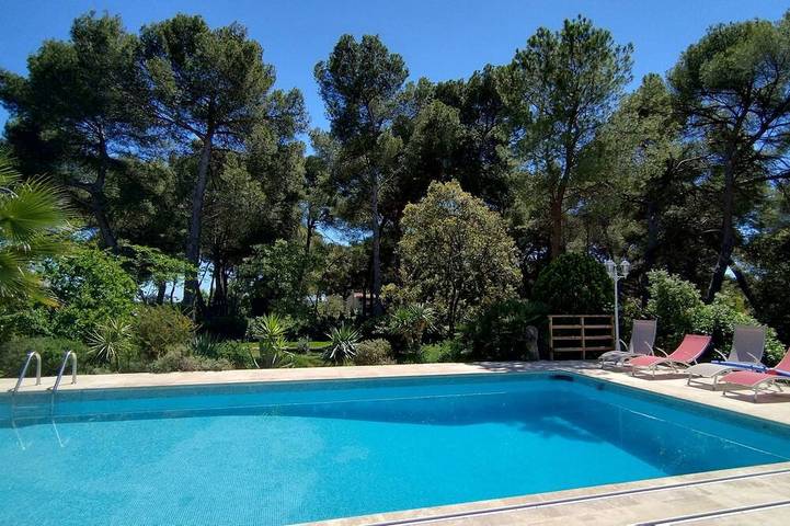 Villa pour 4 personnes, avec terrasse ainsi que piscine et jardin - 1