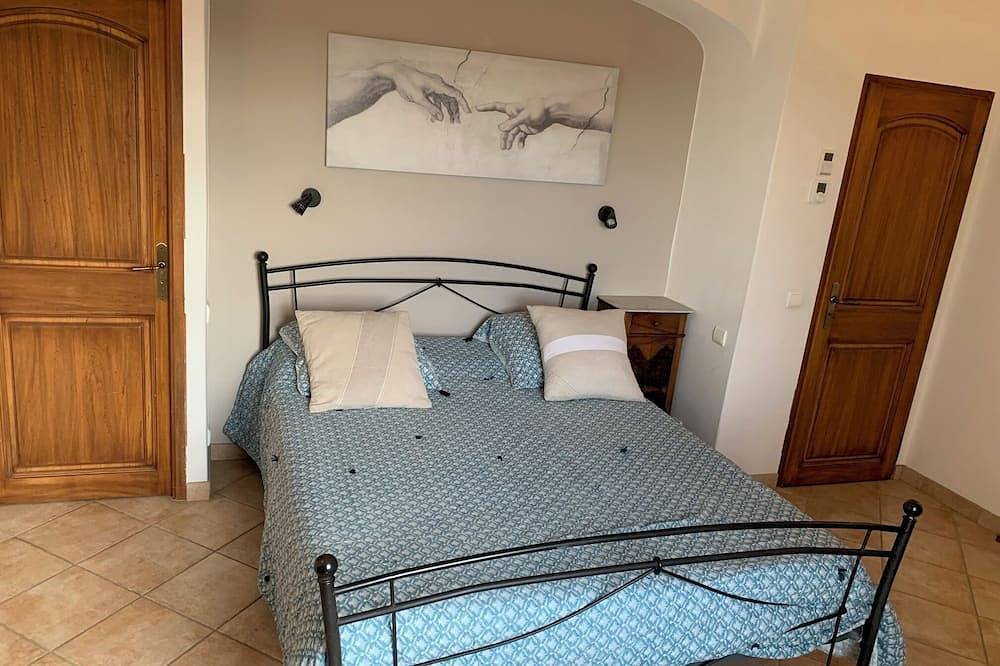 Villa 8 people pool South Luberon near Aix-en-Provence in Pertuis, Parc naturel régional du Luberon