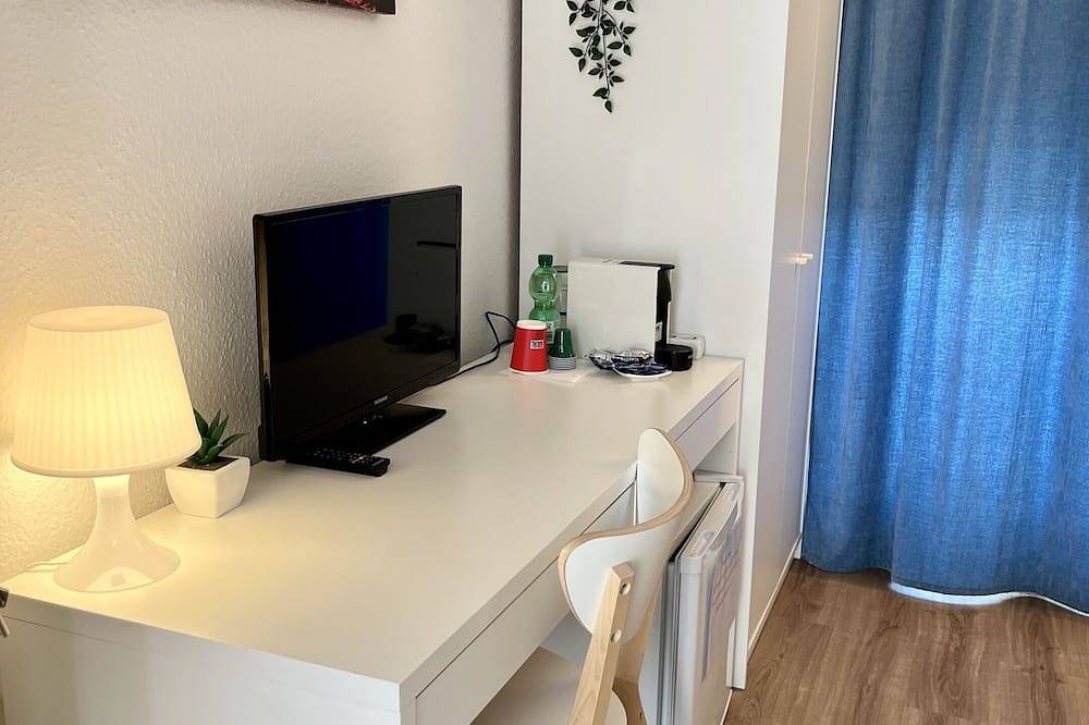 Entire apartment, Apartment with 2 bathrooms / Smart Tv in Rheinstetten, Rhine Plain