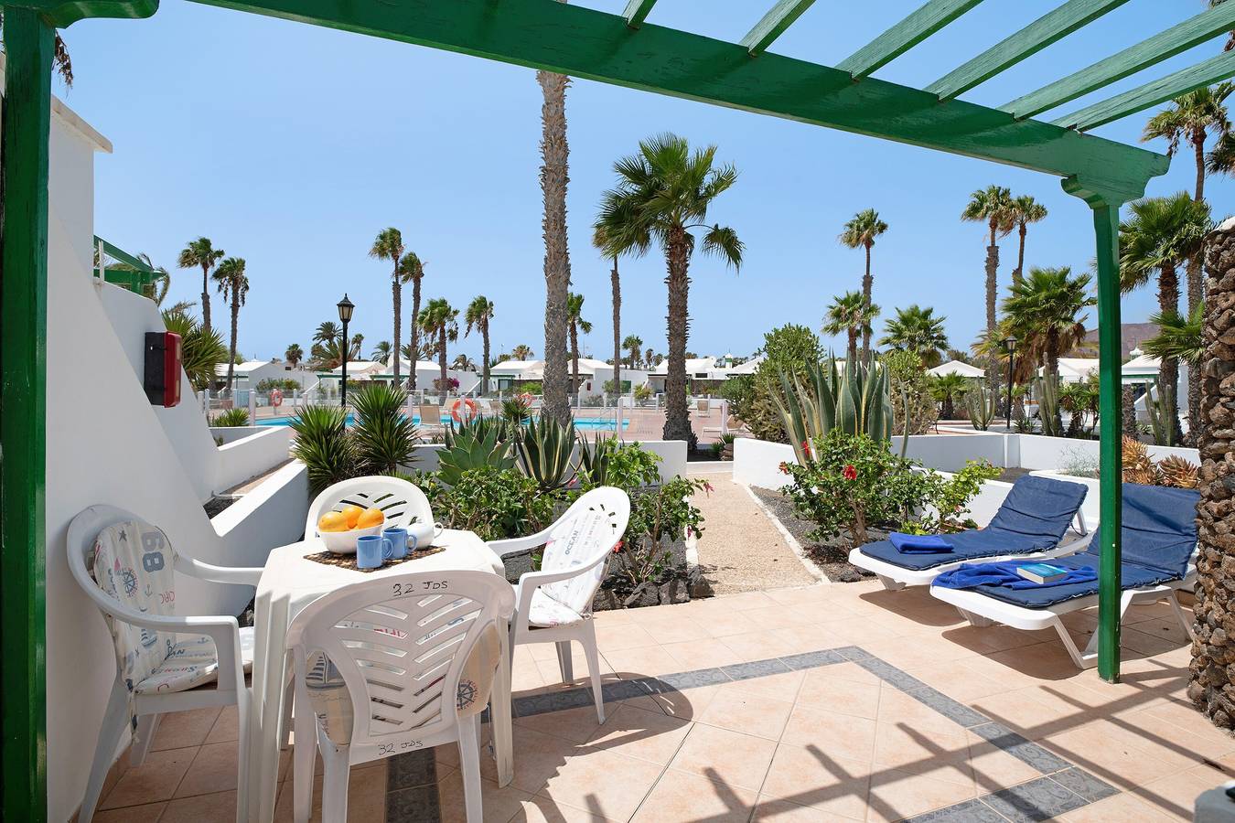 Apartamento entero, Apartamento de vacaciones 'Jardin Del Sol 32' con piscina compartida, terraza privada y Wi-Fi in Playa Blanca, Yaiza