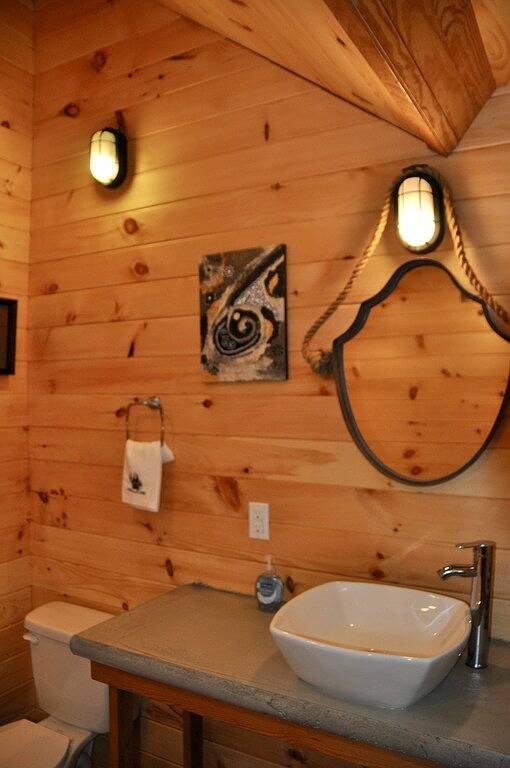 Relax Refresh & Reconnect Lakefront on Autumn Lake, 3min to Salmon River in Ontariosee