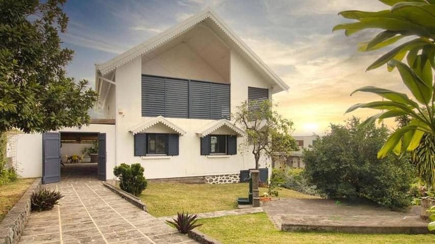 Villa pour 12 personnes, avec balcon ainsi que jacuzzi et piscine
