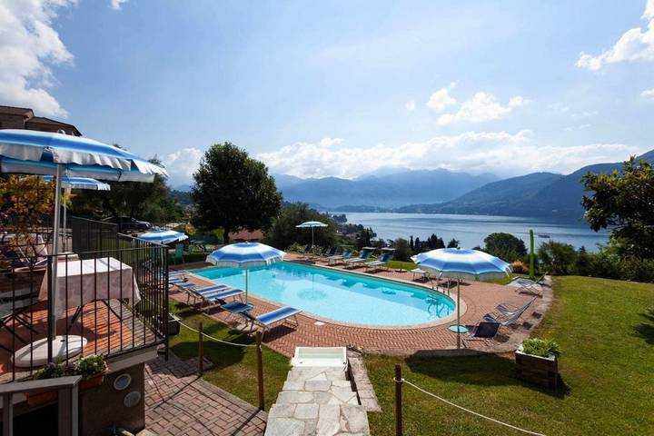 Appart’hôtel pour 6 personnes, avec Balcon et Terrasse ainsi que Jardin et Piscine dans Carlazzo