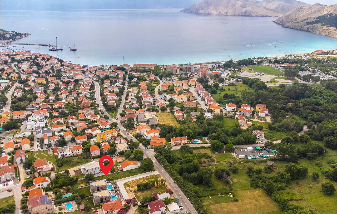 Charmantes Apartment mit Terrasse, Parkplatz und WLAN in der Nähe des Strandes Vela Plaža in Baska, Krk