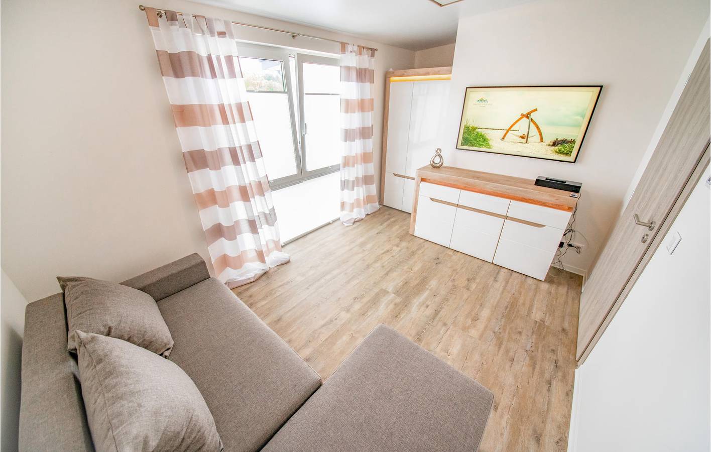 Modern Apartment with Terrace, Parking & Internet, 900m to Beach in Ostseebad Damp, Damp