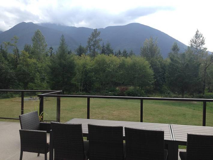 Villa for 20 people, with hot tub and sauna as well as yard in Canada